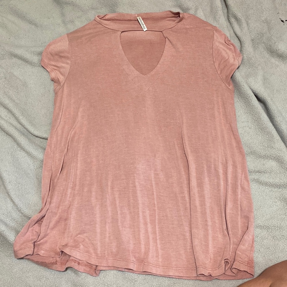 Light pink/mauve women’s tee. Fits flowy